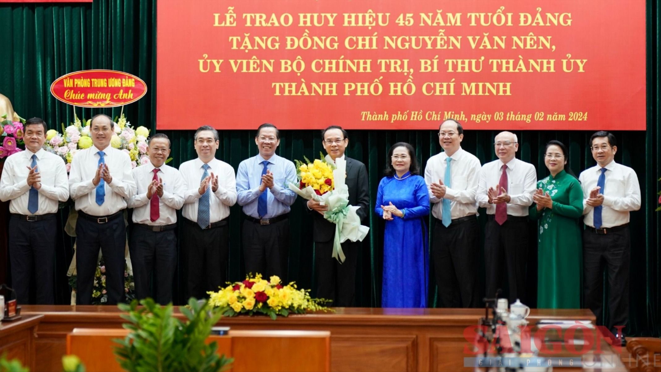 4-Thường trực Thành ủy, Ban Thường vụ Thành ủy TP. Hồ Chí Minh tặng hoa chúc mừng đồng chí Nguyễn Văn Nên (Ảnh: Hoàng Hùng).